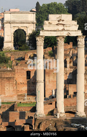 Via Sacra (heilige Straße), Tempio dei Dioscuri (Tempel des Castor und Pollux), Casa delle Vestali (Haus der Vestalinnen) und Arco di Tito (Arch o Stockfoto