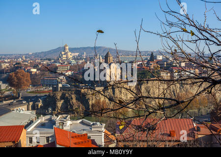 Der Panoramablick von Tiflis aus Narikala schloss, Sameba, Metekhi, Herbst, Georgien, Europa Stockfoto