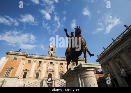 Piazza del Campidoglio, entworfen von Michelangelo mit equestre Statua di Marco Aurelio (Reiterstandbild von Marcus Aurelius) und Fassade des Palazzo Sen Stockfoto