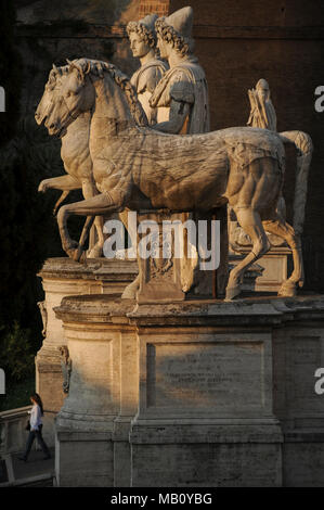 Monumentale Cordonata Capitolina, Piazza del Campidoglio, entworfen von Michelangelo mit Balustraden und massive antike Statuen von Castor und Pollux auf Stockfoto