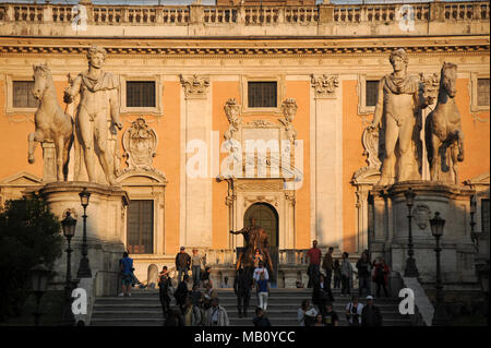 Monumentale Cordonata Capitolina, Piazza del Campidoglio, entworfen von Michelangelo mit Balustraden und massive antike Statuen von Castor und Pollux, Fa Stockfoto