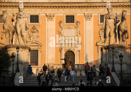 Monumentale Cordonata Capitolina, Piazza del Campidoglio, entworfen von Michelangelo mit Balustraden und massive antike Statuen von Castor und Pollux, Fa Stockfoto