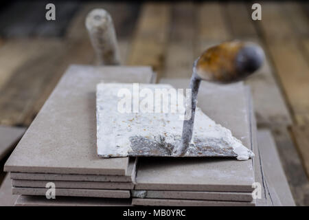 Festlegung und schneiden von Fliesen. Werkzeuge und Materialien in einer Position. Fliesen für industrielle und technische Anwendungen. Material Gres. Stockfoto