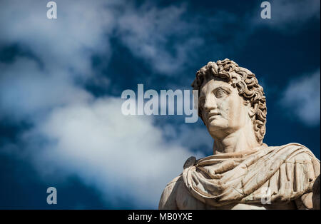 Alten Marmor statue von Castor und Pollux, zurück zu dem 1. Jahrhundert v. Chr., an der Spitze des monumentalen Balustrade im Kapitol in Rom datiert ( Stockfoto