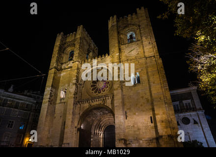 Nacht Blick von der schönen mittelalterlichen Fassade der Kathedrale von Saint Mary Major in Lissabon, im 12. Jahrhundert Stockfoto