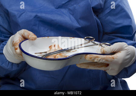 Krankenschwester serviert chirurgische Instrumente aus dem Blut isoliert auf weißem Hintergrund Stockfoto