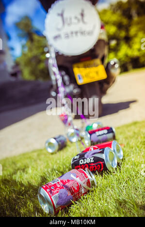 Just married Schild und Dosen auf einen Roller Stockfoto