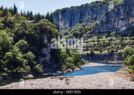 Felsige Schlucht und Kanus auf der Ardeche Fluss in Frankreich Stockfoto