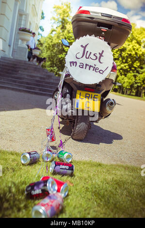 Just married Schild und Dosen auf einen Roller Stockfoto