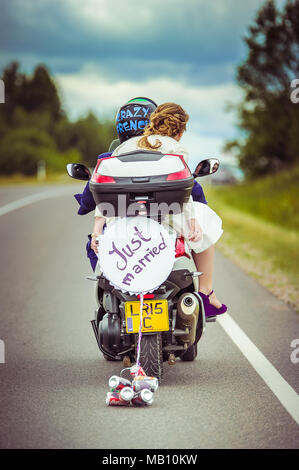 Just married Schild und Dosen auf einen Roller Stockfoto