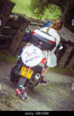 Just married Schild und Dosen auf einen Roller Stockfoto