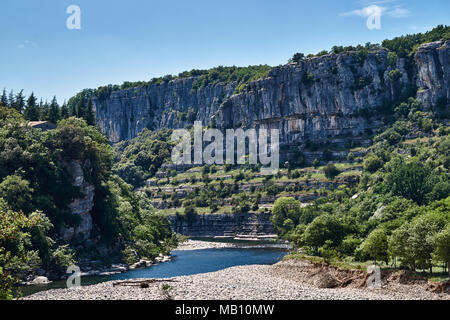 Felsige Schlucht der Ardèche Fluss in Frankreich Stockfoto