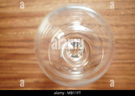 Leer Wein Glas, auf braunem Hintergrund isoliert Stockfoto