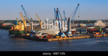 HAMBURG, DEUTSCHLAND - ca. Mai 2017: Hamburger Hafen (Hamburger Hafen) Hafen an der Elbe Stockfoto