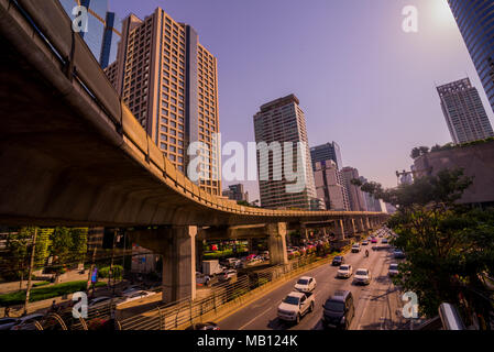 Bangkok, Thailand - 20. April 2017: Stadtbild von modernen Bürogebäude & Brücke an Chong Nonsi BTS Sky Train Station der Mass Transit System in Bangko Stockfoto