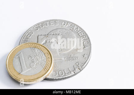 Einen Euro und einem Dollar Münzen Stockfoto