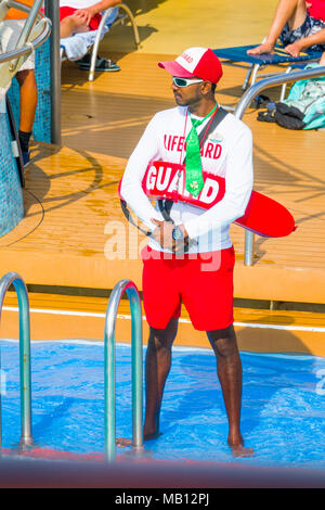 Rettungsschwimmer Aktivitäten an Bord der Kreuzfahrt Royal Caribbean Rhapsody of the Seas am Meer im Golf von Mexiko. Stockfoto