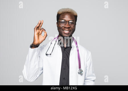 Medizinische Arzt Arzt Mann über Krankenhaus Hintergrund. Stockfoto
