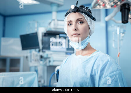 Nette junge Frau, die in der Operation Theater Stockfoto