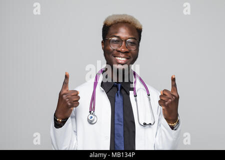 Horizontale Nahaufnahme von jungen afrikanischen amerikanischen Arzt Bild auf weißem Hintergrund tragen einheitliche und Holding Index Finger isoliert, als wenn in int Stockfoto