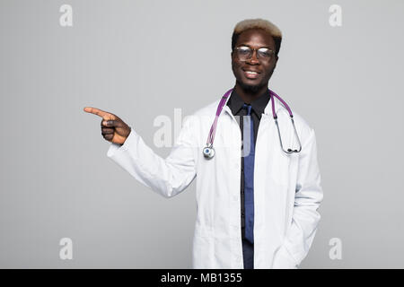 Horizontale Nahaufnahme von jungen afrikanischen amerikanischen Arzt Bild auf weißem Hintergrund isoliert tragen einheitliche Stockfoto