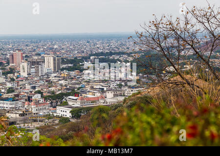 Stadt Guayaquil, an einem grauen Tag, können Sie den Murray River im Zentrum schätzen. Anzeigen von Guayaquil aus der Sicht auf den Cerro del Carmen Stockfoto