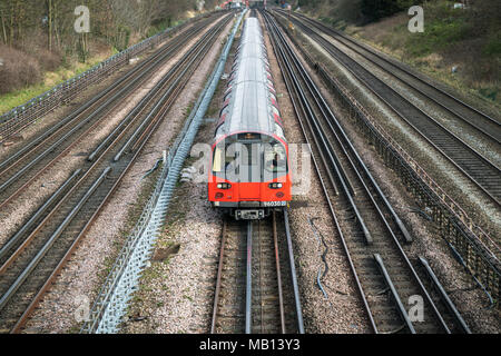 20. März 2018 - London, England. Rot 1996 Rollmaterial Zug läuft auf der Jubilee Line. Busy Railway in London. Stockfoto