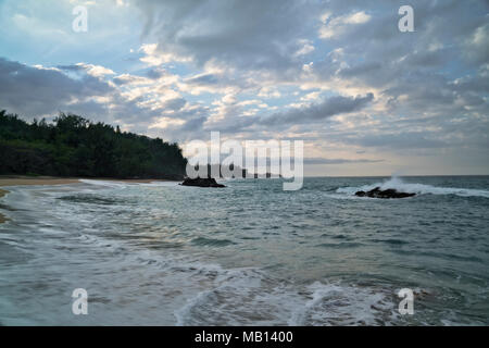 Abend Clearing mit Flut an Lumaha'i Beach entlang dem North Shore auf Hawaii Insel Kauai. Stockfoto