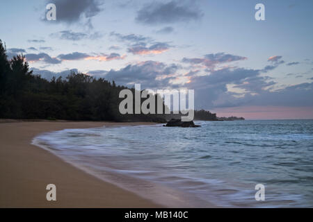 Letzten Farben des Sonnenuntergangs an Lumaha'i Beach entlang dem North Shore auf Hawaii Insel Kauai. Stockfoto