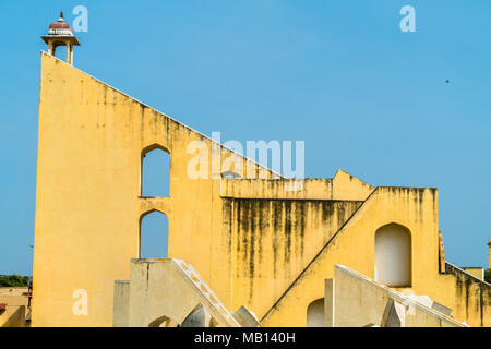 Vrihat Samrat Yantra, das weltweit größte Sonnenuhr bei Jantar Mantar in Jaipur, Indien Stockfoto