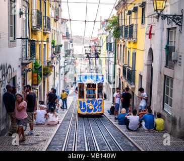 28. Oktober 2017 - Lissabon, Portugal. Die Bica Standseilbahn in schmalen und steilen Gassen der Altstadt. Stockfoto