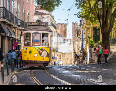 27. Oktober 2017 - Lissabon, Portugal. Eine einzigartige, elektrische Straßenbahn ist das älteste und populärste Transport in die Hauptstadt von Portugal. Gelbe Tram Nummer 28. Stockfoto