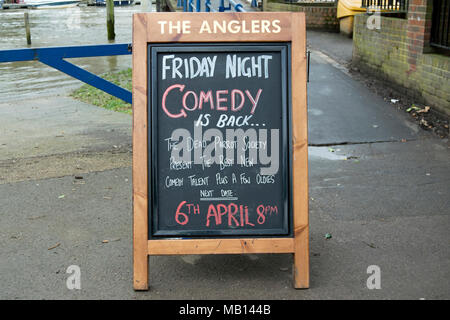 Information Board Werbung Freitag Comedy Night an der Angler Pub, Teddington, Middlesex, England Stockfoto