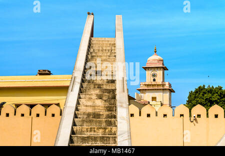 Architektonische astronomische Instrumente bei Jantar Mantar in Jaipur, Indien Stockfoto