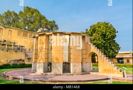 Architektonische astronomische Instrumente bei Jantar Mantar in Jaipur, Indien Stockfoto