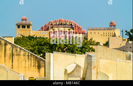Anzeigen von Hawa Mahal oben Jantar Mantar in Jaipur, Rajasthan, Indien Stockfoto