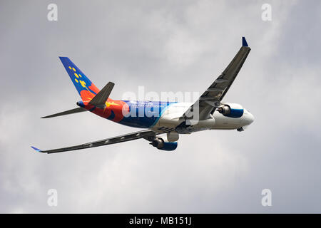 Tokio, Japan - APR. 1, 2018: Airbus A330-200, die vom internationalen Flughafen Narita in Tokio, Japan. Stockfoto