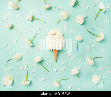 Flachbild-lay von Waffeln süß Kegel mit weißen buttercup Blumen auf hellblauem Hintergrund, Ansicht von oben, horizontal Komposition. Im Frühling oder im Sommer zur Stimmung Konzept Stockfoto