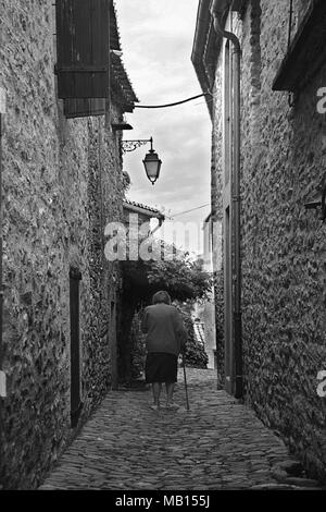 Backstreet (Rue des Glycines) mit Fußgängerzone in der alten Katharer Dorf Minerve, Hérault, Royal, Frankreich Stockfoto