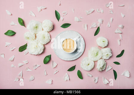 Frühling Morgen Konzept. Flachbild-lay von Tasse Kaffee mit weißen Ranunkeln Blumen und Blüten in Rosa pastell Hintergrund umgeben, Ansicht von oben Stockfoto