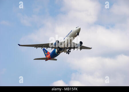 Tokio, Japan - APR. 1, 2018: Airbus A330-200, die vom internationalen Flughafen Narita in Tokio, Japan. Stockfoto