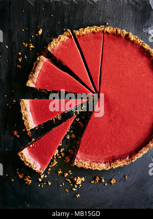 Gluten, ohne Milchprodukte und raffinierten Zucker Rhabarber und Himbeer Torte. Mit einer Haselnuss, geröstetem Kokos- und Glutenfreies Mehl. Stockfoto