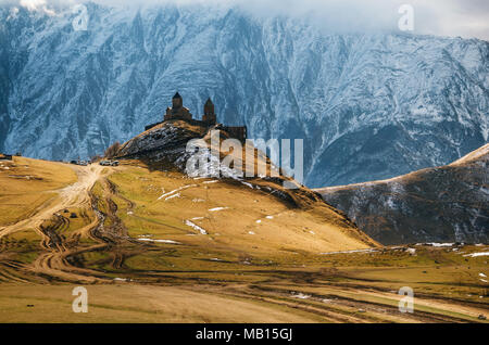 Kaukasus, alten dem Trinity Kirche Tsminda Sameba gegen den Gletscher in der Nähe von Kasbek, Wahrzeichen von Georgien Stockfoto