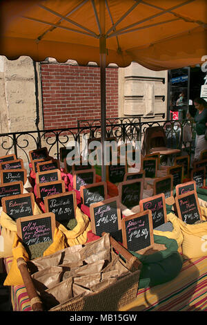 Spice Abschaltdruck außerhalb der Markthalle Les Halles, Narbonne, Aude, Royal, Frankreich Stockfoto