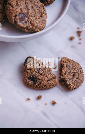 Chocolate Chip Cookie auf einem weißen Marmor Oberfläche Stockfoto