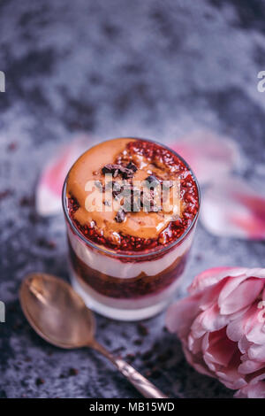 Mit Erdnussbutter und Marmelade himbeere Chia parfait Dessert im Glas serviert Stockfoto