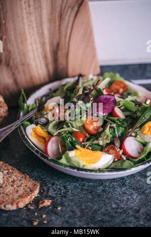 Salat mit gemischter Salat, Tomaten und Eier in eine Servierschüssel Stockfoto