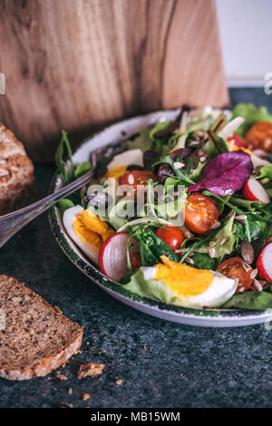 Salat mit gemischter Salat, Tomaten und Eier in eine Servierschüssel Stockfoto