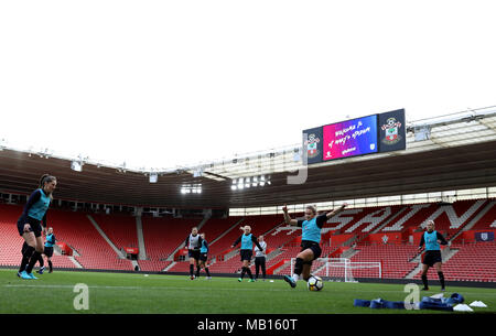 Allgemeine Ansicht von England Frauen Spieler in Aktion während des Trainings in der St. Mary's Stadium, Southampton. Stockfoto