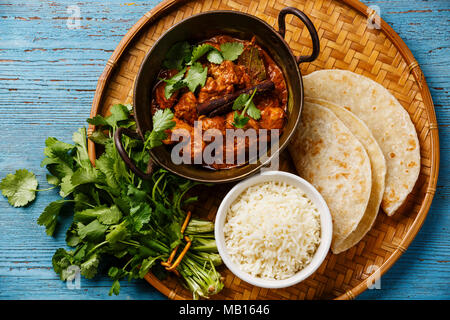 Chicken Tikka Masala scharf Curry Fleisch essen mit Reis und Naan Brot auf rattan Fach schließen Stockfoto
